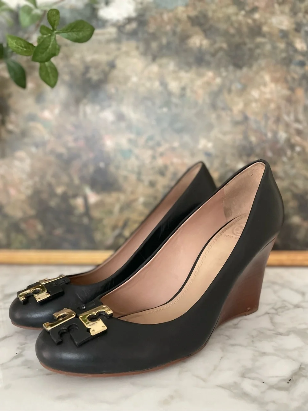 Tory Burch Lowell Logo Wedge Pumps Heels Black Leather Size 9.5 - Picture 4 of 9